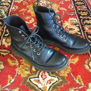 NEW Dr. Martins Luana women’s Size 9